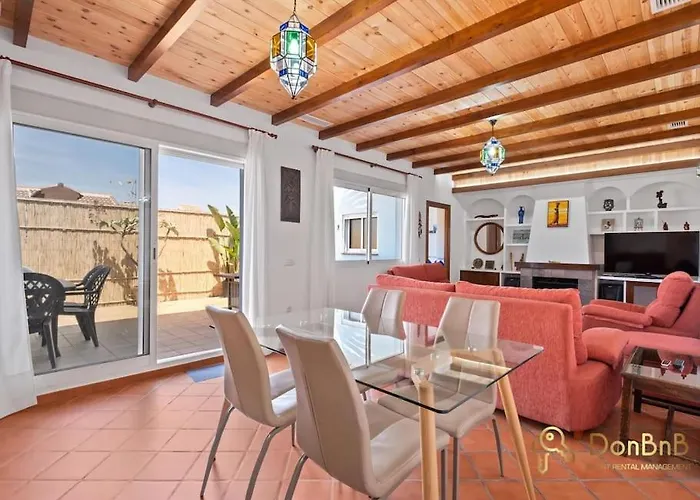 Casa Con 3 Habitaciones En El Tarajal Malaga